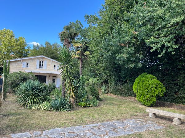 Maison familiale au vert à 10 min de Bordeaux, jardin luxuriant et parc au bord de la maison