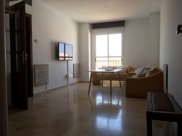 Nuestra casa es una casa familiar, lista par ser disfrutada y que nuestros huéspedes se sienta felices y disfruten de su estancia. Con la libertad de sentirse como si estuvieran en su propia casa. Nosotros disfrutamos mucho con la terraza que tenemos y en la que hacemos barbacoas y cenamos las noches estrelladas de verano, disfrutando del buen clima que tenemos en España. Como estamos en el centro de la ciudad, es muy bueno tener aparcamiento propio y también disponer de nuestra bicicletas para dar paseos. Cerca de nuestra ubicación hay transporte público y muchos parque. Además de una zona monumental muy bonita. Badajoz es una zona estratégica para poder visitar tanto Portugal, como la zona suroeste de estaña y sobre todo Extremadura. Que tienen ciudades más como Mérida (ciudad Romana), Cáceres (Ciudad monumental donde se ha rodado Juego de Tronos), El Valle de Jerte......