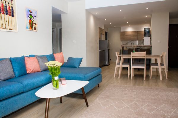 2BR Riverside Apt w/ Pool & Gym