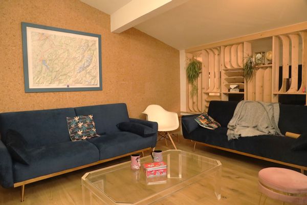 Chalet mitoyen entièrement rénové 2022 de 120 m² climatisé terrasse de 60 m2 

4 chambres, 3 salle de bains, sauna, bain froid 

Vue imprenable sur le Mont Blanc et la chaine des Aravis.

2 places de parking, au plein centre du village de Combloux. (restaurants, bars, et commerces)

L'hiver accès au domaine skiable avec les navettes gratuites situées à 100m. 
L'été le Lac biotope et parc de jeux sont à 100m et le pump track à 200 m. 

A 10 minutes en voiture  ou en bus de Megève et de St Gervais Mathieu