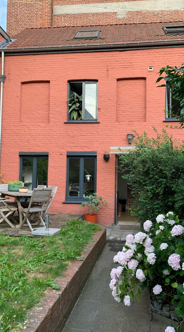 Petite maison charmante centre-ville, proche du RAVEL (vélo), de la gare et des accès autoroutiers.