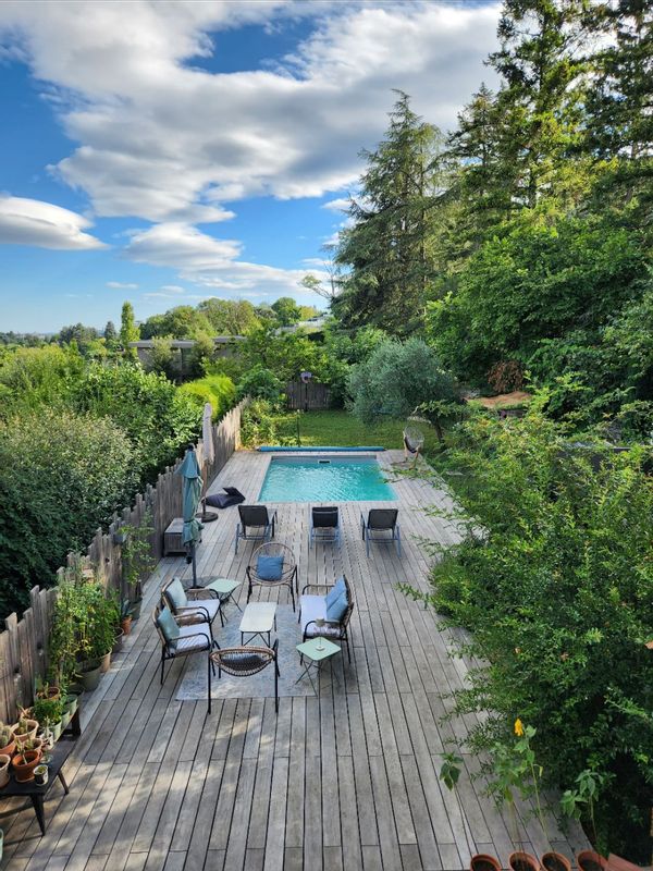 Maison de charme spacieuse en pierre dorée, avec piscine et cheminée, à seulement 20 min du centre de ville de lyon en transport commun.
