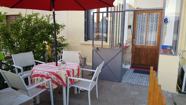 La maison de Nigel est une ancienne maison d'ouvrier sur le chemin d'halage du canal latéral à la Loire. Nous avons le canal devant et la fleuve, la Loire, derrière.