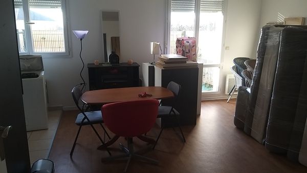 Studio au RDC spacieux et équipé avec jardin privatif, baignoire, local vélo + place de Parking.