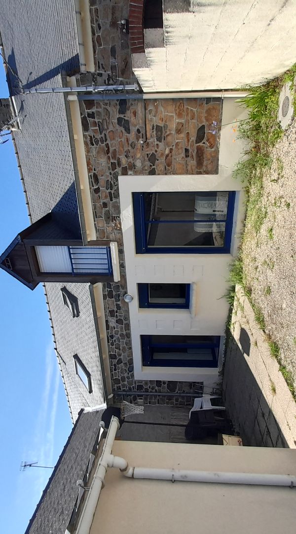 Maison mitoyenne située en bordure de la baie de Saint Brieuc située dans un hameau au calme. Vue sur la mer des chambres et du grand jardin. Proximité de la ville de Saint Brieuc et des plages.
