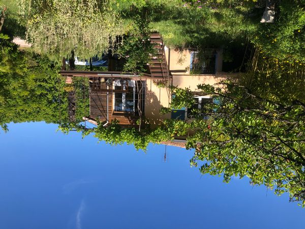 Maison entouré d'un grand jardin au coeur d'un village provençal.