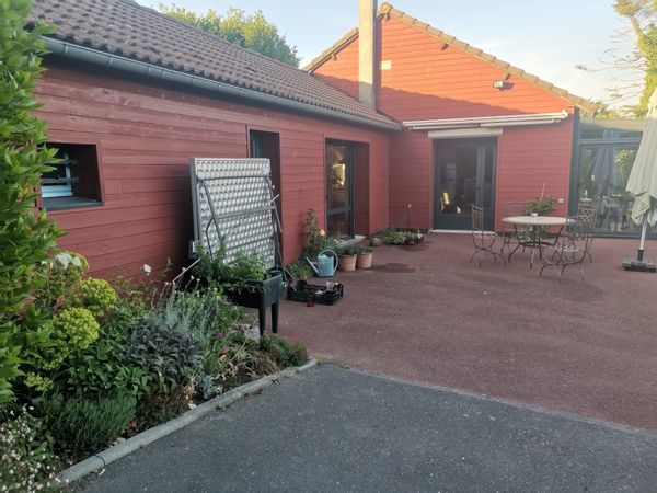 Maison avec jardin dans une petite ville de bord de mer