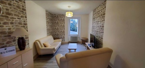 Maison rénovée dans charmant village au cœur des vignes et sur la route des vins située entre Bourges et Châteauroux.
Vous disposer de toute la maison avec tout le confort. Maison équipée de volets roulants et de fenêtres phonique.
A 2 pas de la gare.
