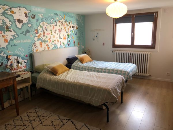 Chambre et salle de bain d’amis dans notre maison pendant le festival