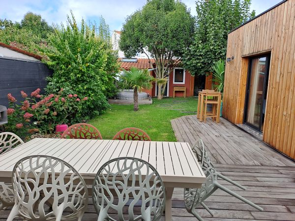 Maison agréable, de plein pied et très lumineuse avec un jardin clos, elle est située à La Rochelle.