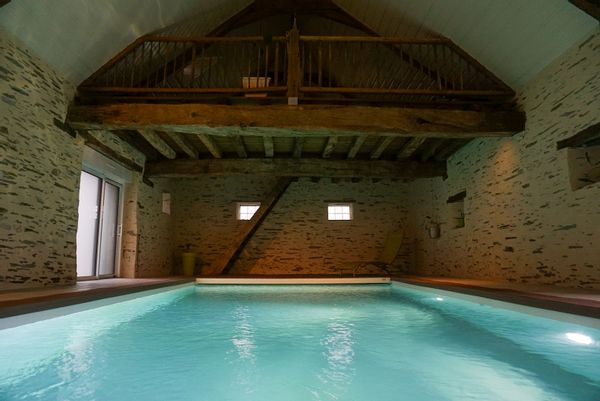 Grande maison composée de 4 chambres, avec piscine intérieure, grand jardin, 2 terrasses, terrain de pétanque, babyfoot, table de ping pong....