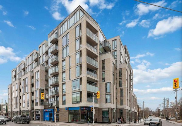 Ideally located in Ottawa. 10 minutes bike to the heart of downtown and yet 5 minutes to bike trails along the river or famous canal. 15 minute drive to Gatineau Park with a ton of hiking (x-skiing in winter) trails or cute restaurants in Chelsea.