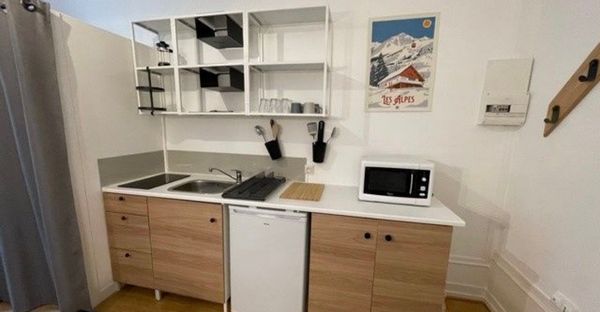 Situé au cœur d’une ville paisible des Yvelines, à deux pas de la Seine et entouré de verdure, ce logement offre tout le confort nécessaire pour un séjour agréable.