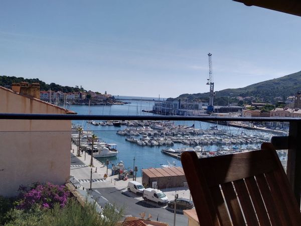 La maison de Patricia
Au bout de la France, dans le petit pays de catalogne française. Là où les Pyrénées viennent mourir dans la mer. Une des trois petites villes enchâssées dans les rochers. Entre Banyuls, son célèbre vin et son sculpteur Maillol et Collioure qui accueilli jadis de nombreux peintres impressionnistes pour sa lumière.  Village tranquille, plutôt criques que plages qui limite l’afflux de touristes, les infrastructures ne le permettant pas. La montagne n'est pas loin et la nature très présente tout autour. L'espagne et à 30mm en voiture et de l'autre côté Perpignan aussi à 30mm et sa célèbre gare, le centre du monde pour Dali