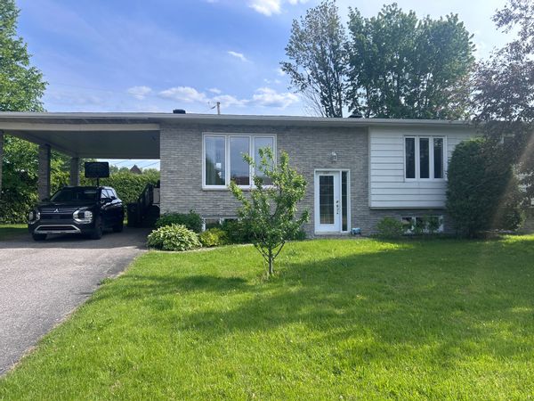 Maison au Lac St-Jean, près des services!