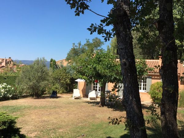 La maison de Gabin est à l'entrée de Roussillon, village de la couleur au cœur de la Provence