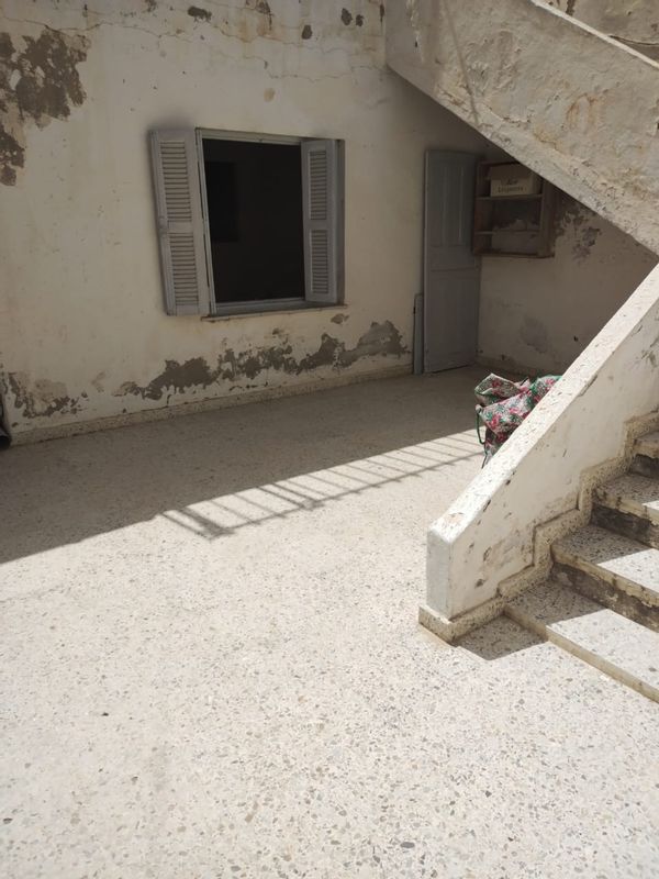 La maison dispose de 4 pièces , cuisine, salle de bain, cours
 moins de 20 mn de l'aéroport international de Tunis
moins de 30 mn de centre ville de Tunis
moins de 10 mn du centre ville de l'Ariana