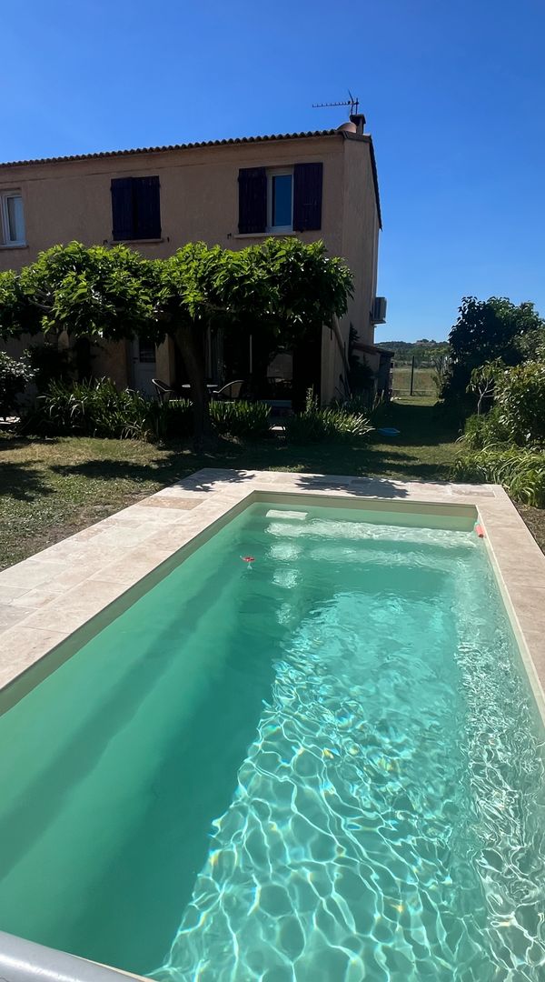 La maison de Jean matthieu est située à 20 mn du vieux port de Marseille et à 20 mn du Cour Mirabeau sur Aix-en-Provence. Les plages de la côte bleue sont à 25 mn ou si vous préférez Cassis et la Ciotat sont à 40 mn. C'est une maison entièrement rénovée de 2022 et climatisée. Au RDC, vous disposez d'une pièce à vivre de 50m2 avec travertin au sol et cuisine entièrement équipée. A l'étage se trouvent les 4 chambres et la salle de bain (douche et baignoire). Sur un terrain arboré de 400m2, elle dispose de 2 terrasses, (Nord et Sud), d'une piscine et 2 places de parking.