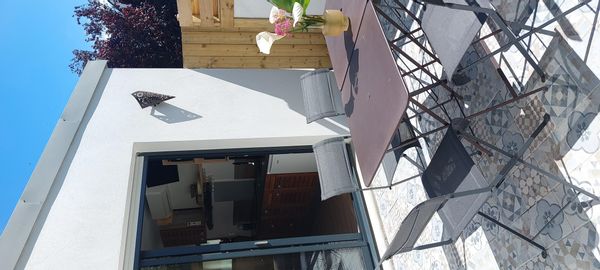Charmant appartement calme, fonctionnel et de construction récente. Situé à pied : entre 5 & 10min des remparts, centre commercial, commerces, restaurants, cinéma, terrains de sport tennis, skate park/parc pour enfants/parc canin. Plage de La Baule 10 min en voiture, 25min en vélo.
Disposant d'un lit cabane avec 2 lits de 160 par 190cm, d'une cuisine aménagée, d'un salon coin repas et d'une terrasse extérieure de 17m². Une place de parking privative et sécurisée située à l'avant du logement.
