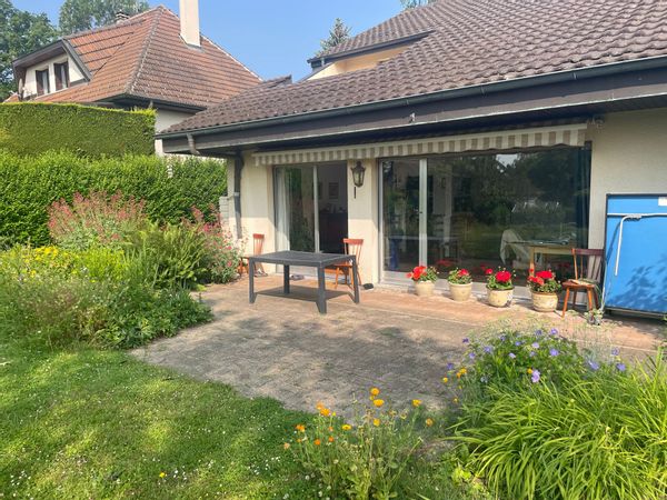 Chambre dans une maison, au calme, près de Genève.
