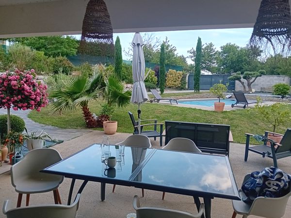 Jolie villa moderne située au calme sur les hauteurs en Ardèche. 3 chambres, grande cuisine équipée qui donne sur un grand jardin avec piscine