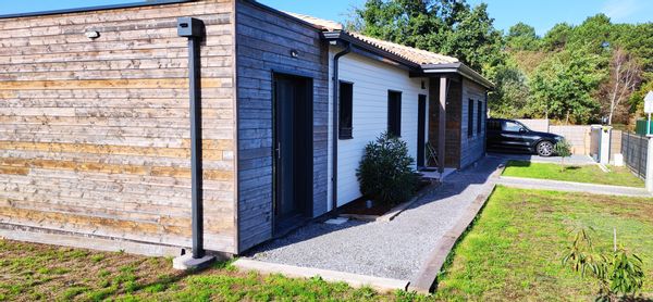 La maison de Marie est très chaleureuse, fonctionnelle, proche de l'océan,du Lac de Lacanau, et du bassin d'Arcachon.
Une piste cyclable à moins de 500m, dans un village avec multiples services et commerces à proximité.