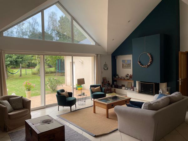 La maison de Marie. Bienvenue dans notre petit cocon de verdure avec vue sur un golf !