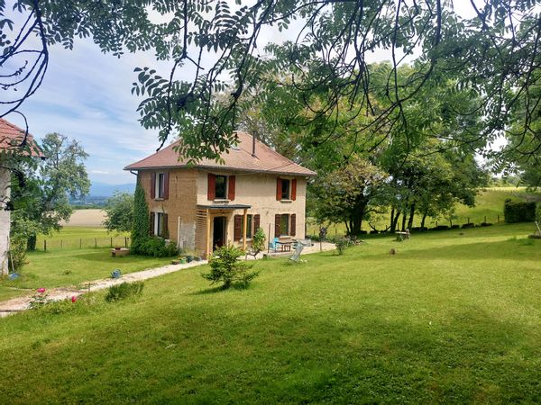 Maison dauphinoise entre LYON, Chambéry et Grenoble, à deux pas des alpes, Annecy à 35 minutes, à moins de 10 minutes du lac de Paladru. Aucun vis à vis , vue magnifique dans un environnement verdoyant