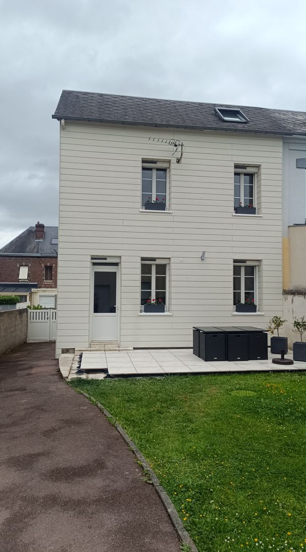 La chambre privée de Emmeline, située dans une petite ville à la limite ville/campagne