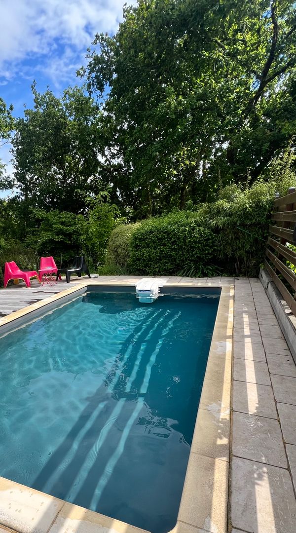 Maison familiale avec piscine dans un environnement paisible, à 2 pas de la ville