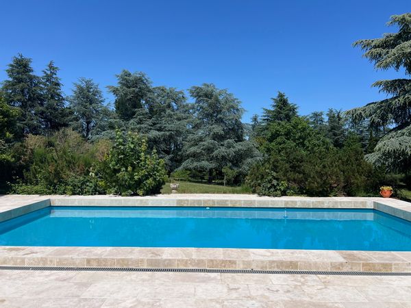 A proximité immédiate de Bordeaux, grande villa avec sa piscine et son parc arboré au calme.