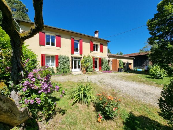 La maison aux volets rouges