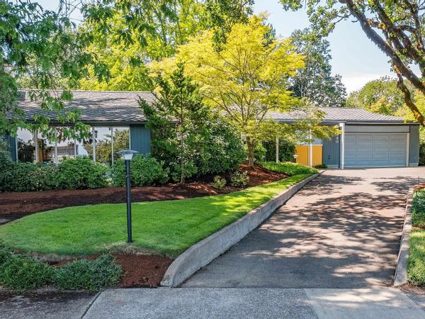 Custom Built Mid-Century Modern home in walking distance to Oregon State University.