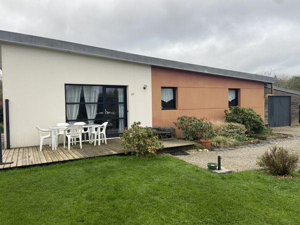 La maison de Nicole : maison de plein pied au calme près de la mer, de la ville et de la campagne.