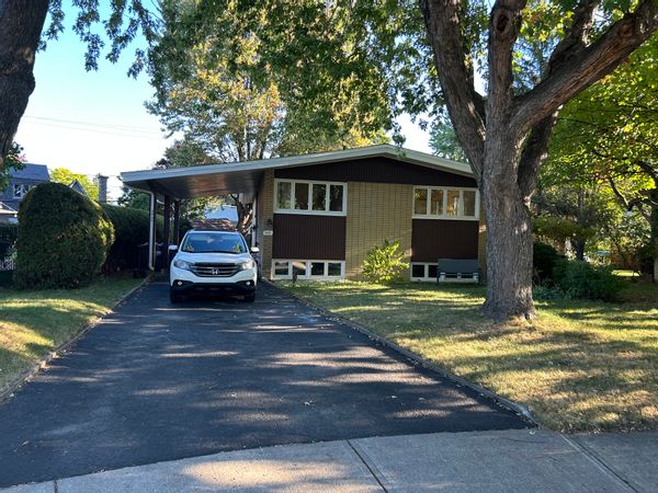 Maison de 4 chambres avec piscine, quartier tranquille, près de Montréal et du fleuve Saint-Laurent.