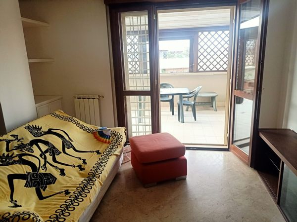 Penthouse d'environ 95 m², situé aux sixième et septième étages, à 700 m de la mer.