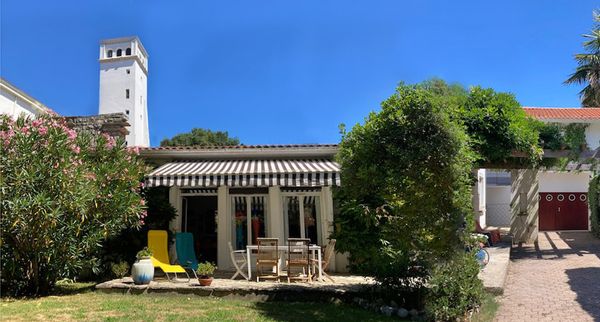 Charmante maison de Sophie en plein cœur d’Hossegor station balnéaire célèbre pour le surf, la maison est en plein centre au cœur des commerces , dans une allée privée , à côté d’un parc pour enfant du lac et à 10mns à pied de la mer . Très calme en plein centre ville
