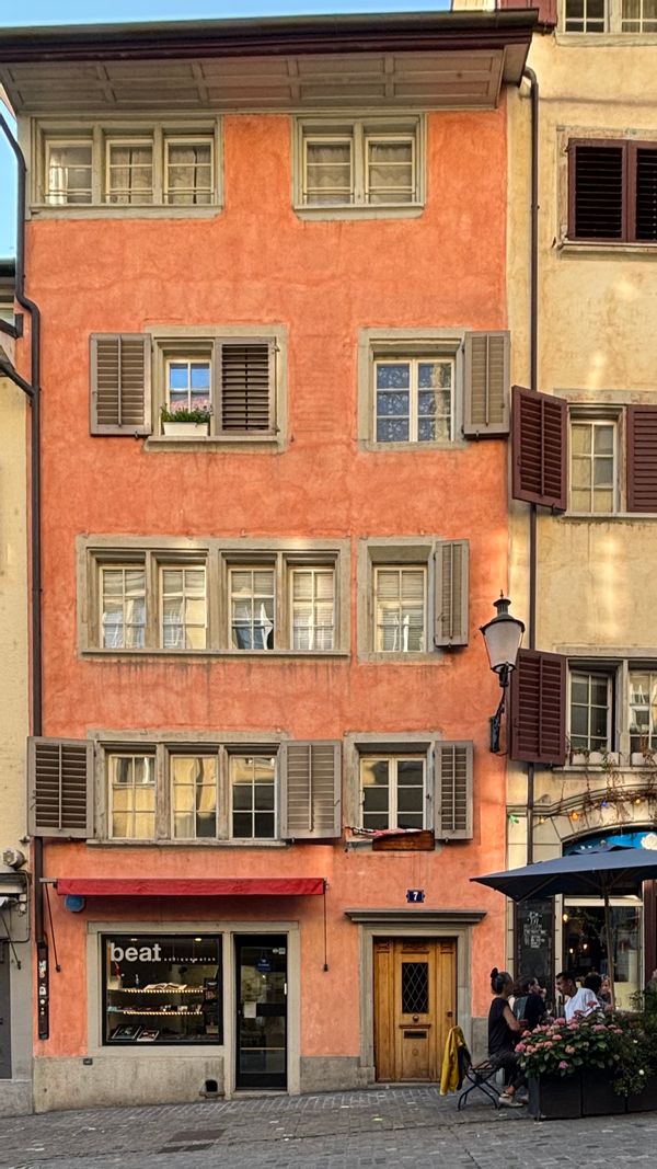 Charming historic apartment in the heart of Zürich, few steps from the lake and the river.