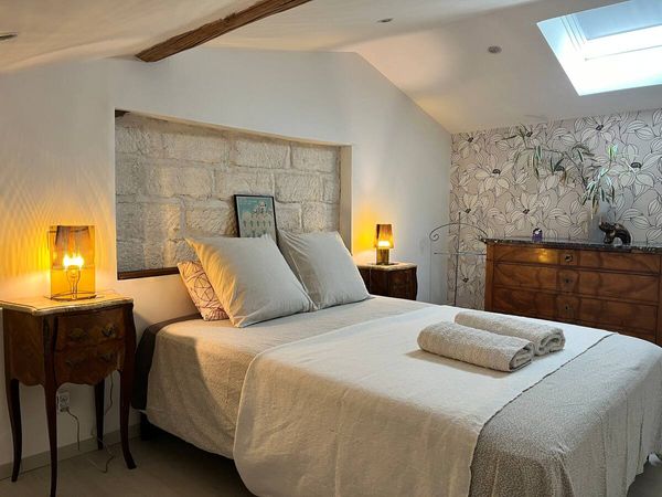 Immense maison vigneronne rénovée avec grande piscine.