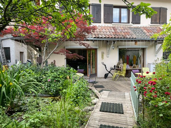 Loft d'artiste avec cuisine intégrée au centre d'un village.