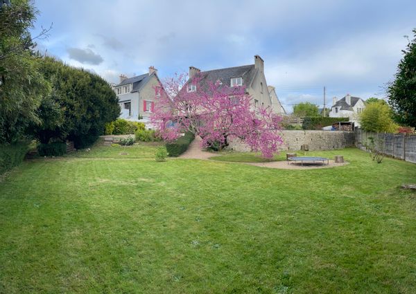 Une maison au grand jardin entre terre et mer en centre ville