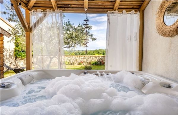 Maison en campagne en Provence avec jaccuzi privatif
