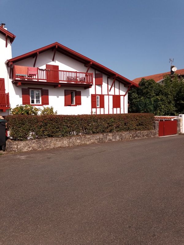 dans une ancienne ferme basque, a 200 metres de la baie de saint jean de luz