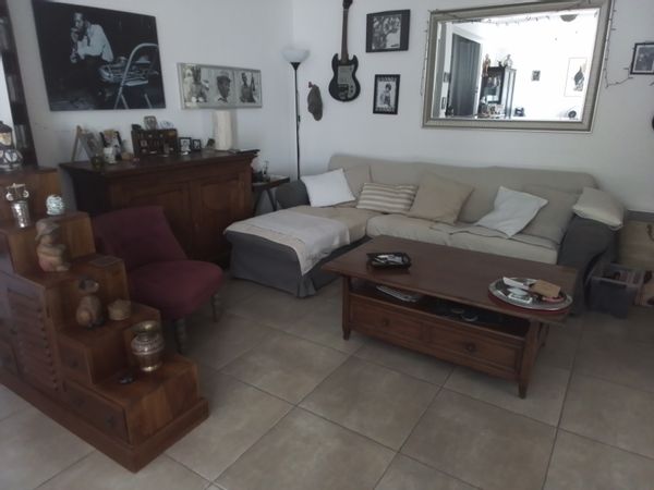 Rez-de-chaussée de maison avec terrasse,place de parking, extérieur privés,dans une impasse.