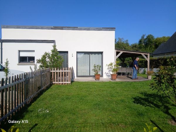 La maison de MICHEL est en pays de Cornouaille et tout près du GR 34. L'espace vert qui entour la maison est en bordure de forêt Un espace de vie de plain-pied agréable qui comprend une volière et un jardin pour lesquels il sera demandé un petit service pendant votre séjour.