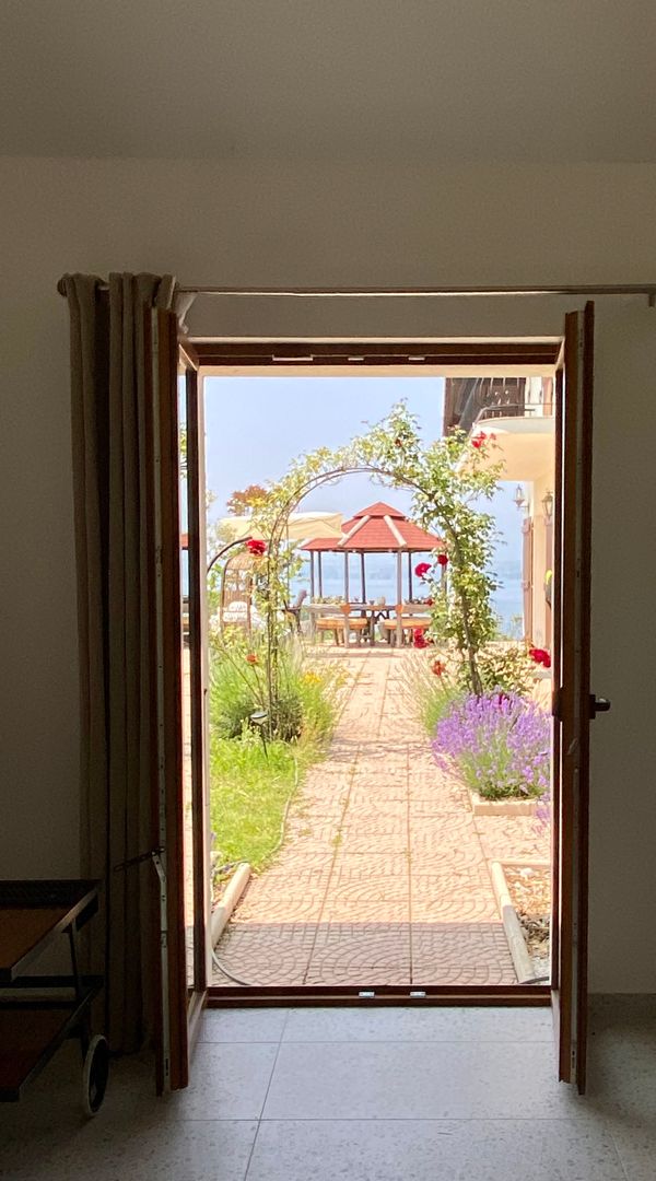 Maison au bord du lac Léman, nichée dans une réserve naturelle, à deux pas de Genève