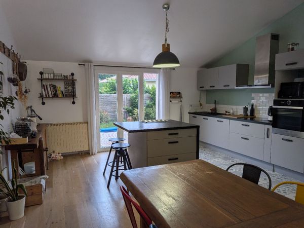 Maison familiale avec jardin et piscine entre ville et océan