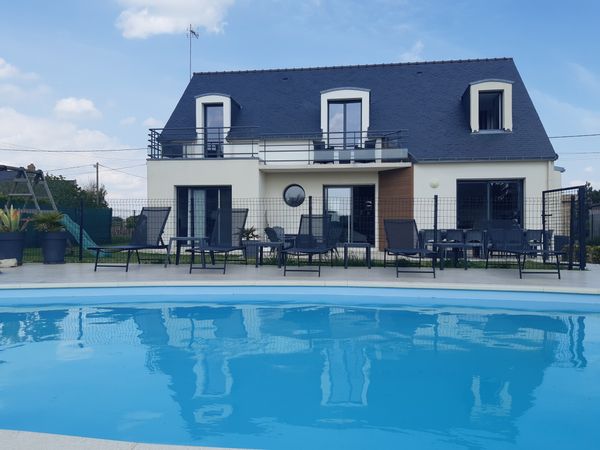 VILLA 300M FROM THE SEA WITH 5 BEDROOMS, POOL AND SAUNA