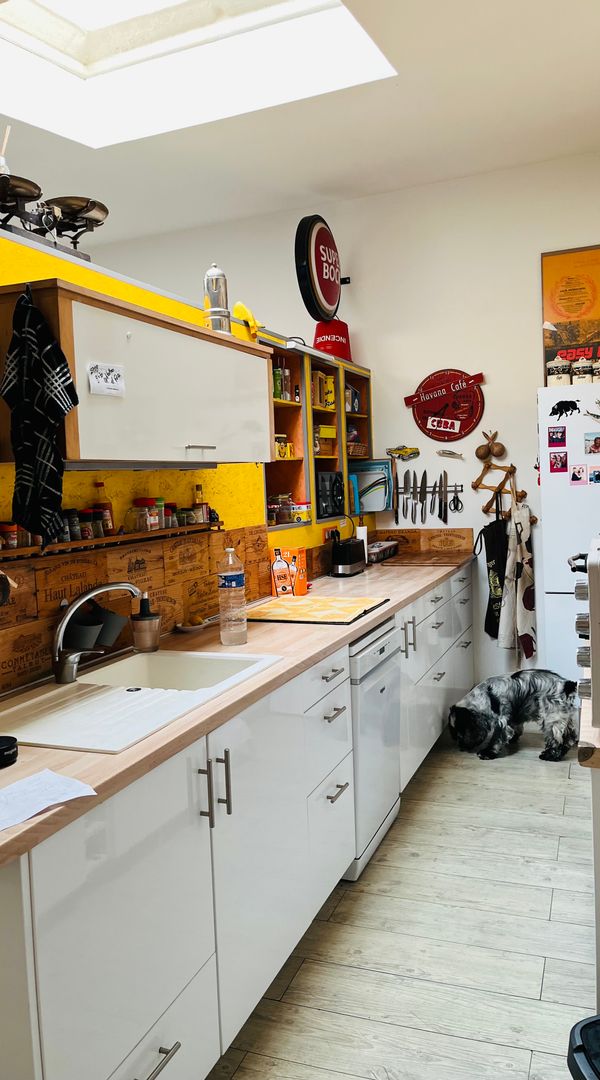 Une maison bleue, avec terrasse , où l’on peut se garer devant la maison.
Calme