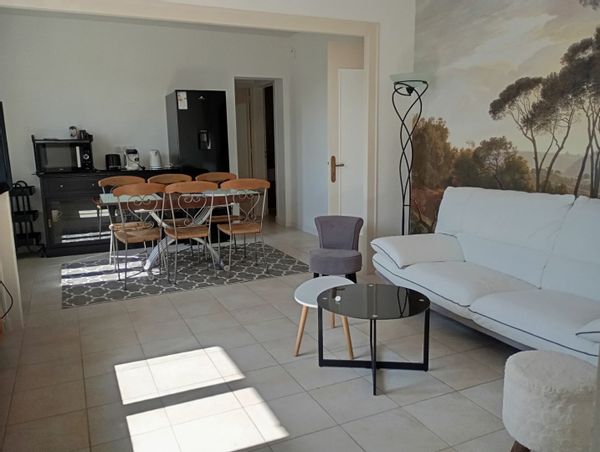 2 chambres à louer avec salle d'eau,  salle de bain, salon/séjour,WC à votre disposition.